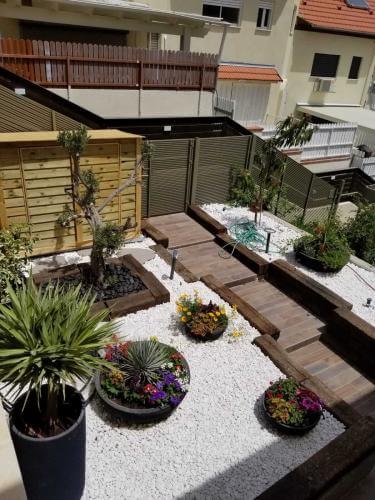 דק בכניסה לבית